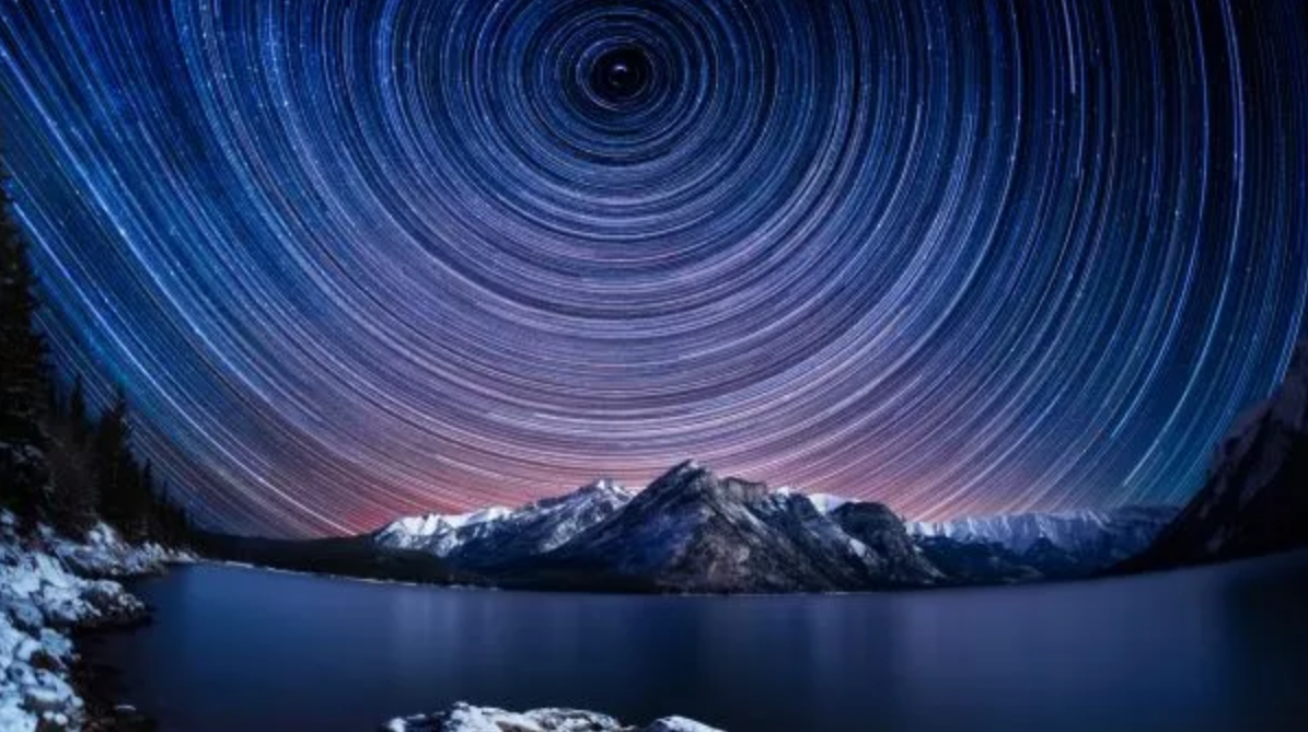 Na zdjęciu: Ślady gwiazd nad Albertą w Kanadzie uchwycone podczas nocnego obrotu Ziemi. Ruch wirowy ustabilizował się ostatnio w stosunku do 2020 roku. Źródło: Nick Fitzhardinge via Getty Images