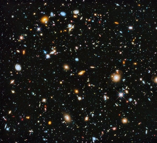 W ramach przeglądu NASA Hubble Deep Field uchwycono w ultrafiolecie (i nie tylko) dużą część obserwowalnego Wszechświata. Źródło: NASA/HST