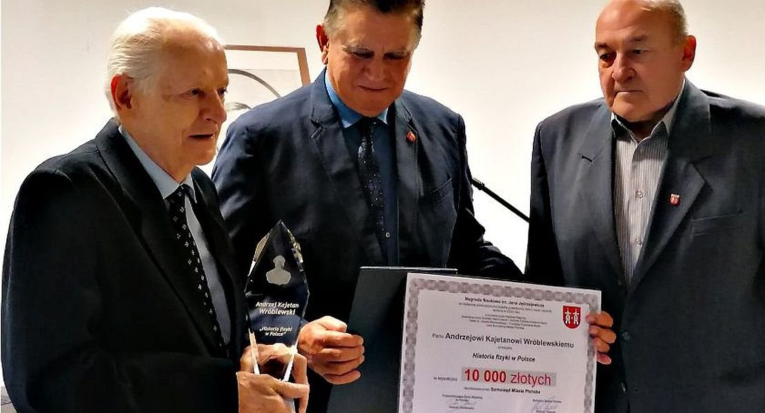 Laureatem konkursu prof. Andrzej Kajetan Wróblewski odbiera nagrodę