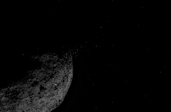  Bennu wyrzucająca cząsteczki ze swojej powierzchni. Obraz z 19 stycznia 2019 r. Źródło: NASA/Goddard/University of Arizona/Lockheed Martin