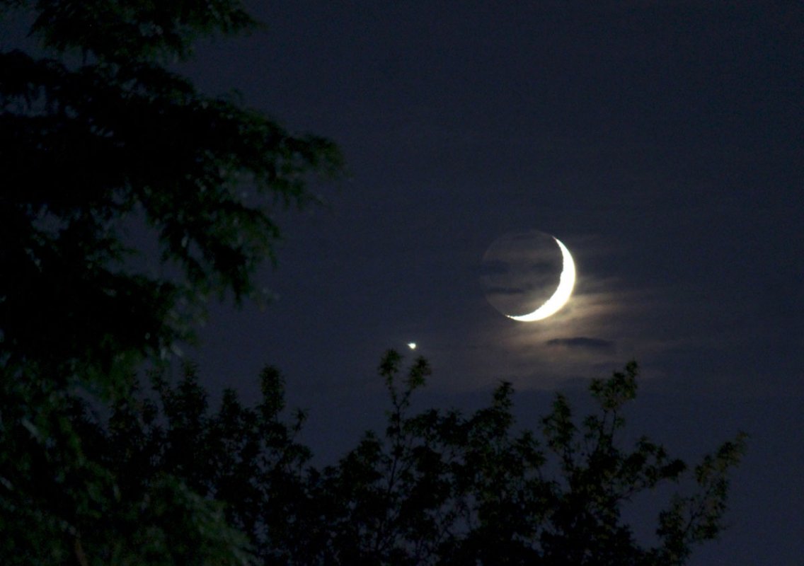 Księżyc i Wenus o zmierzchu. Źródło: NASA/Bill Dunford (2019)