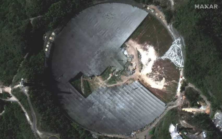 Na zdjęciu: Obserwatorium Arecibo po katastrofie z grudnia 2020 roku widoczne z kosmosu na zdjęciu satelitarnym wykonanym 23 lutego 2021 roku. Źródło: Maxar Technologies