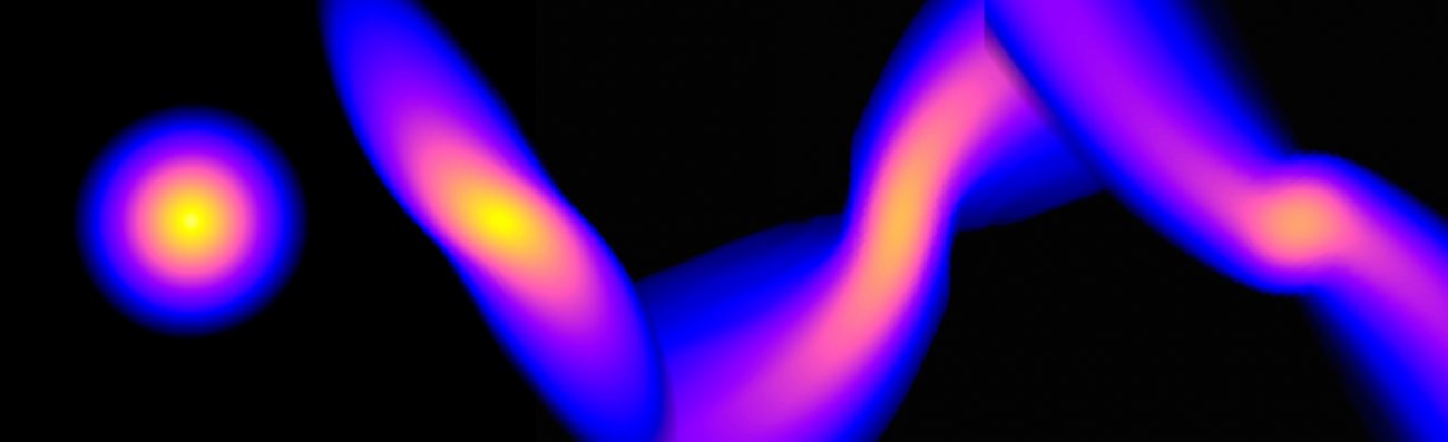 Ilustracja przedstawia (od lewej do prawej) cztery migawki z symulacji, gdy wirtualny model Słońca zbliża się do czarnej dziury o masie 1 miliona mas Słońca. Gwiazda jest rozciągana, traci część masy i następnie zaczyna odzyskiwać sferyczny kształt, gdy oddala się od czarnej dziury. W tej symulacji kolor żółty reprezentuje największe gęstości, a niebieski – najmniejsze. Źródło: NASA's Goddard Space Flight Center/Taeho Ryu (MPA)