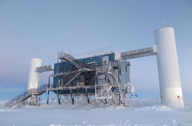 Na zdjęciu: IceCube Neutrino Observatory. Źródło: Erick Beiser/ICECUBE/NSF