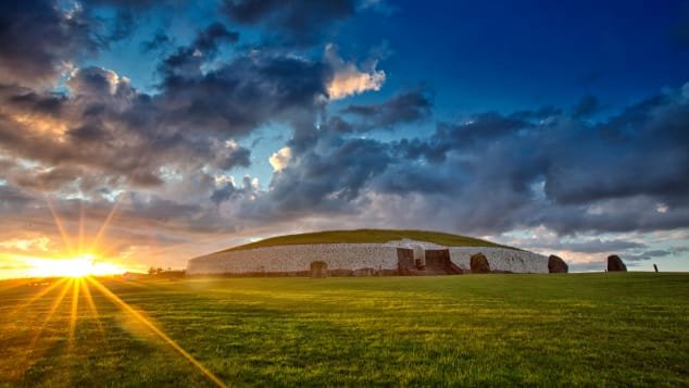 Irlandzki grobowiec Newgrange jest jednym z najwcześniejszych miejsc kultu solarnego. Zbudowano go 500 lat przed wzniesieniem piramid w Gizie i około 1000 lat przed Stonehenge. Źródło: CNN/Tourism Ireland