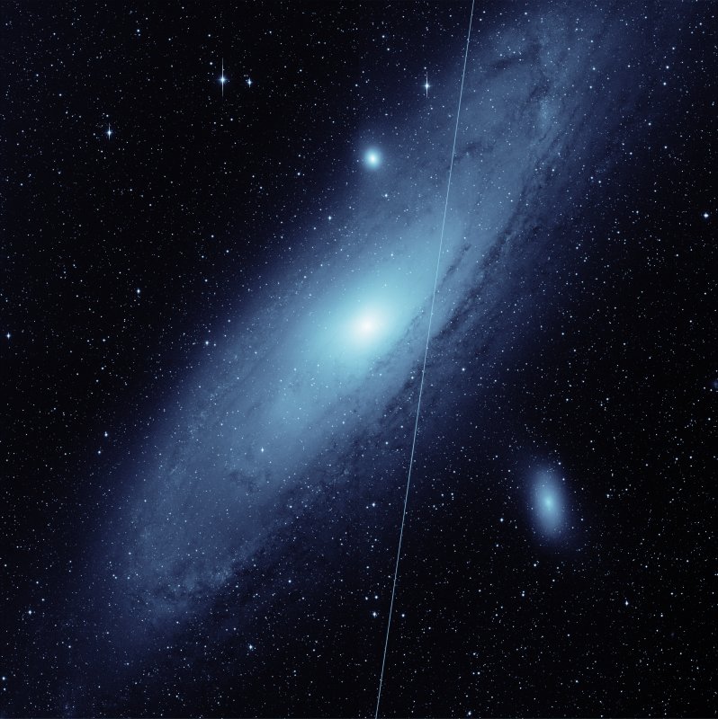 Satelita Starlink poruszający się na tle Galaktyki Andromedy. Fragment zdjęcia wykonanego przez teleskop projektu Zwicky Transient Facility (ZTF) 19 maja 2021. Pole widzenia teleskopu jest 16 razy większe niż rozmiar przedstawionego rysunku. Autor: Robert Hurt (IPAC/Caltech).