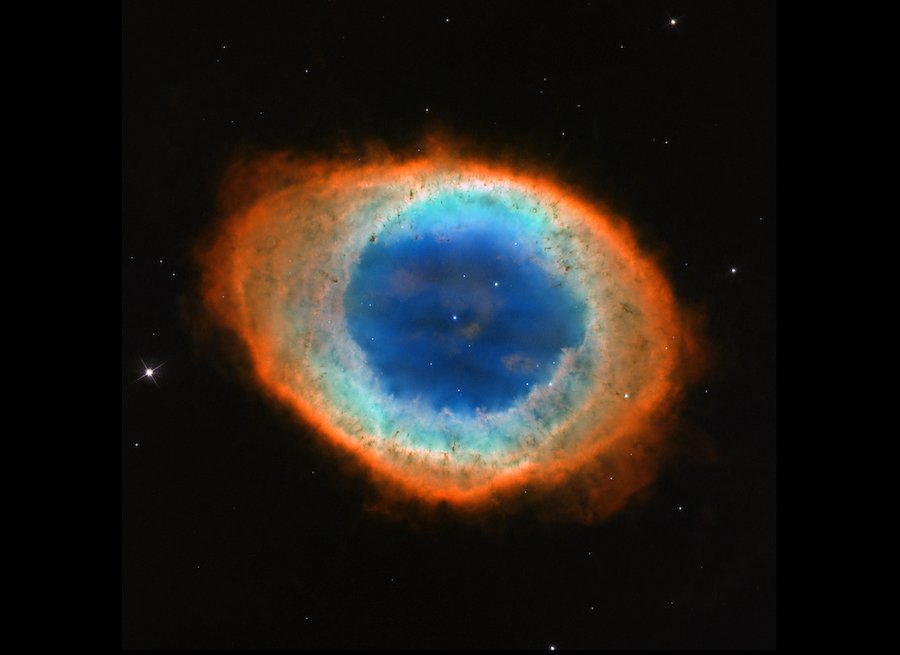 Biały karzeł w centrum Mgławicy Pierścień (M57).