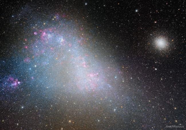 Mały Obłok Magellana, który łączy się z Drogą Mleczną. Po prawej stronie jest widoczna pierwszoplanowa gromada kulista 47 Tucanae.