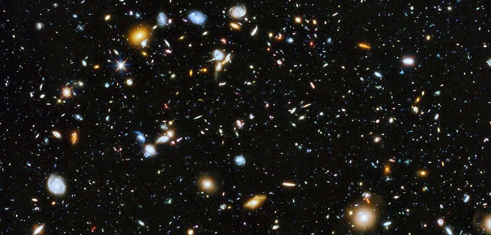Fragment Pola Hubble Ultra-Deep Field – część pola GOODS-South. Źródło: NASA, ESA, H. Teplitz and M. Rafelski (IPAC/Caltech), A. Koekemoer (STScI), R. Windhorst (Arizona State University), and Z. Levay (STScI)