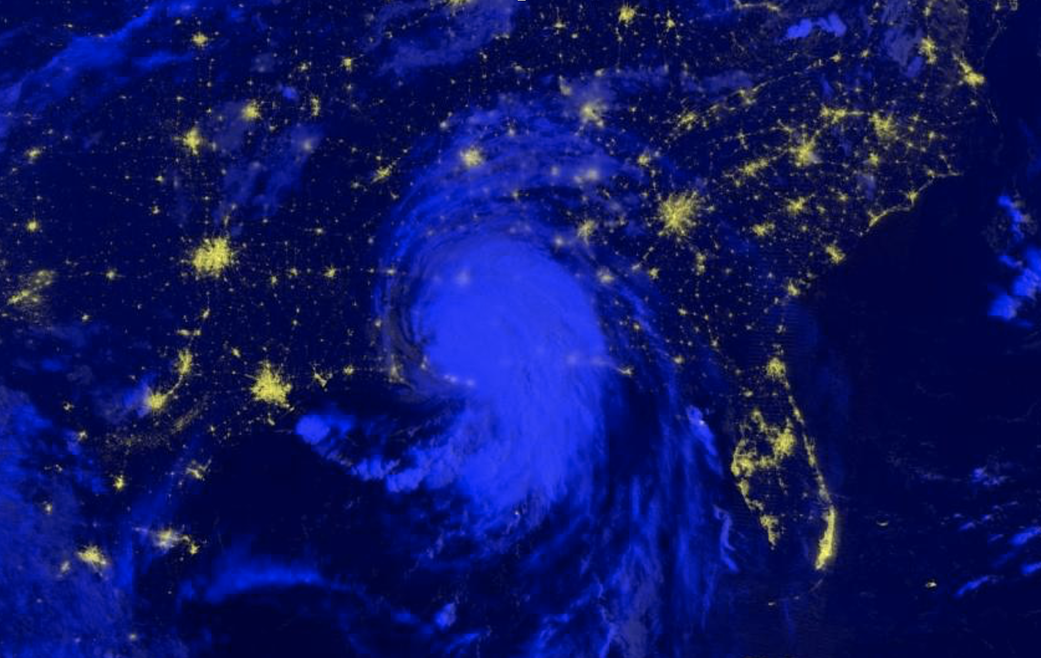 Na zdjęciu: Dzienno-nocne ujęcie huraganu Ida zarejestrowane przez instrument VIIRS znajdujący się na pokładzie satelity NASA/NOAA Suomi-NPP wczesnym rankiem 30 sierpnia 2021 roku. Obrazowanie w paśmie dzienno-nocnym jest przydatne przy identyfikacji nocnych świateł w miastach i może być wykorzystane do monitorowania spadków w natężeniu oświetlenia, mogących świadczyć o przerwach w dopływie zasilania w następstwie katastrof naturalnych. Źródło: NASA