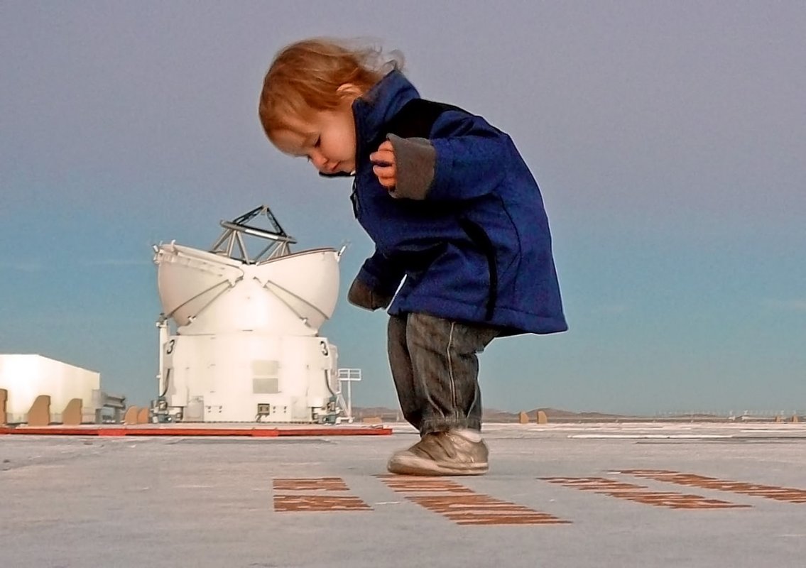 Dziecko na tle Very Large Telescope (VLT)
