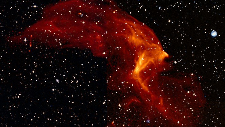 Zdjęcie przedstawia jedną z dwóch fal uderzeniowych zaobserwowanych w gromadzie galaktyk Abell 3667.