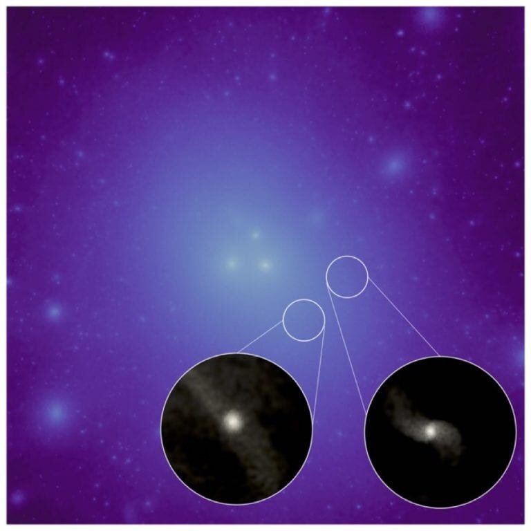 Na zdjęciu: Rozkład ciemnej materii w zasymulowanej grupie galaktyk, z jaśniejszymi obszarami wskazującymi na jej większe skupiska. Kółka przedstawiają zbliżenia świateł gwiazd związanych z dwiema galaktykami pozbawionymi ciemnej materii. Gdyby galaktyki te zawierały także ciemną materię, jawiłyby się tu jako jasne regiony na zdjęciu. Źródło: Moreno et al. (2022)