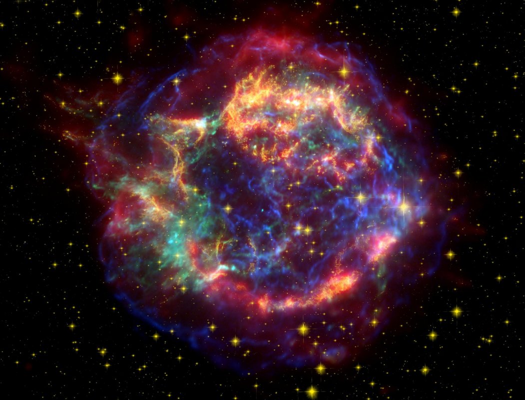 Kolorowy obraz Kasjopei A sporządzony na podstawie danych z teleskopów kosmicznych Hubble'a, Spitzera i Chandra.