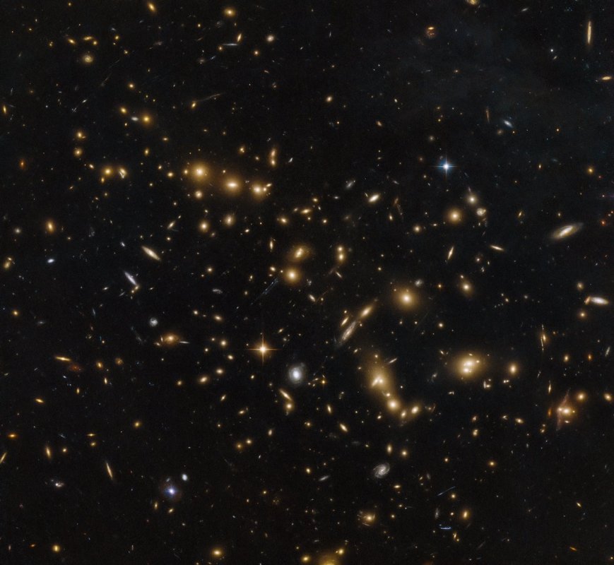 Zdjęcie z Kosmicznego Teleskopu Hubble'a przedstawiające gromadę galaktyk RXC J0032.1+1808.