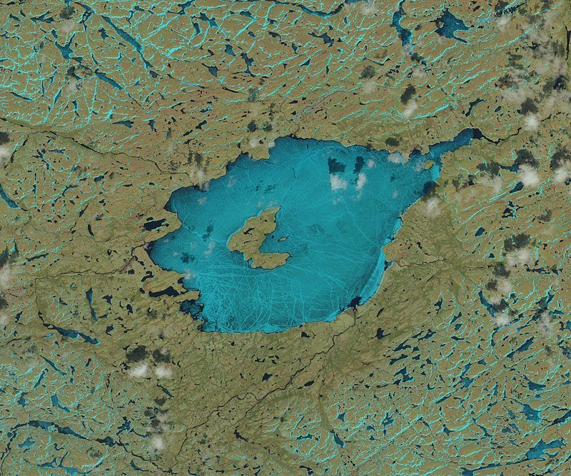Na zdjęciu: Krater Mistastin w 2022 r. Źródło: NASA/USGS - EarthExplorer, USGS