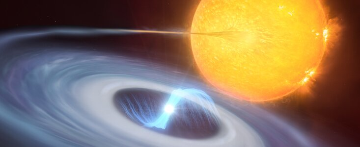 Na ilustracji: Wizualizacja mikronowej – układu dwóch gwiazd. Niebieski dysk wirujący wokół jasnego białego karła widocznego pośrodku składa się z materiału (głównie wodoru) skradzionego z towarzyszącej mu gwiazdy. Znajdujący się w centrum dysku karzeł wykorzystuje swoje silne pola magnetyczne do kierowania opadającego wodoru w stronę swoich biegunów. Gdy materiał opada na jego gorącą powierzchnię, wywołuje wybuch mikronowej, który jest zatrzymywany przez silne pole magnetyczne na jednym z biegunów białego 