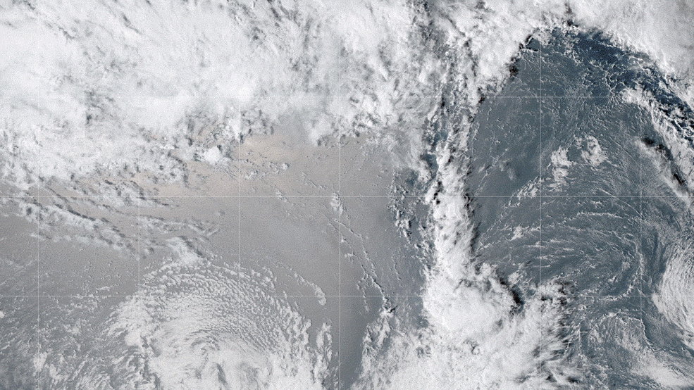 Na ilustracji: Satelita GOES-17 uchwycił obraz rozległej chmury powstałej w wyniku podwodnej erupcji wulkanu Hunga Tonga-Hunga Ha'apai w styczniu 2022 r. Źródło: NASA/NOAA