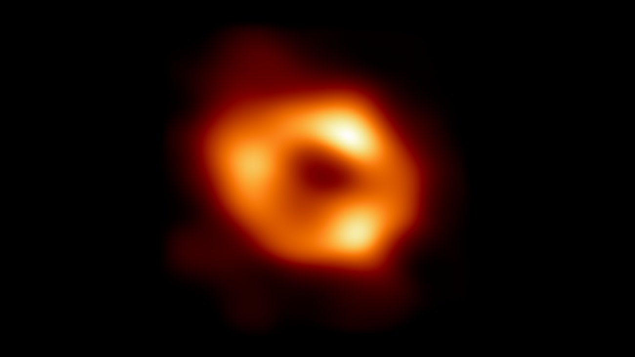 Obraz supermasywnej czarnej dziury Sagittarius A* w Drodze Mlecznej