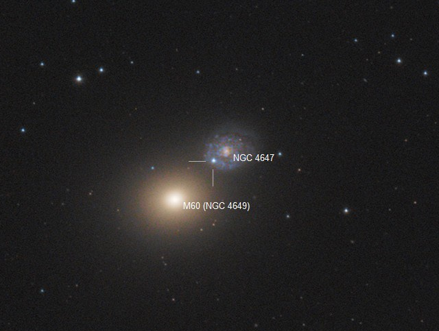 Zdjęcie z zaznaczoną prostopadłymi liniami pozycją supernowej SN2022hrs w galaktyce NGC 4647, które zostało wykonane przez Macieja Jarmoca w dniu 28 kwietnia 2022 r. (jasność supernowej V~12,5m). Łączny czas naświetlania 140 minut (35 x 240 sekund przy ISO 800, 20 cm teleskop systemu Newtona F/5 + modyfikowany Canon 2000D + montaż paralaktyczny NEQ6). Obok NGC4647 znajduje się pobliska galaktyka M60, z którą ta ostatnia oddziałuje pływowo. Źródło: Maciej Jarmoc