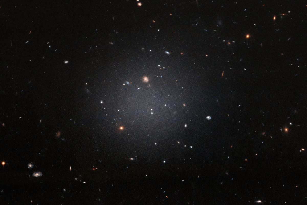 NGC 1052-DF2 jest przykładem skrajnie rozproszonej galaktyki pozbawionej typowych struktur galaktycznych.