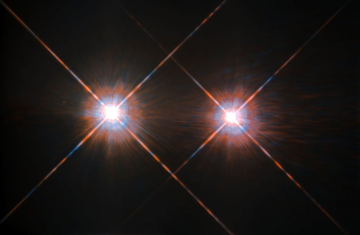 Obraz Alfa Centauri A i B uzyskany przez Kosmiczny Teleskop Hubble'a.