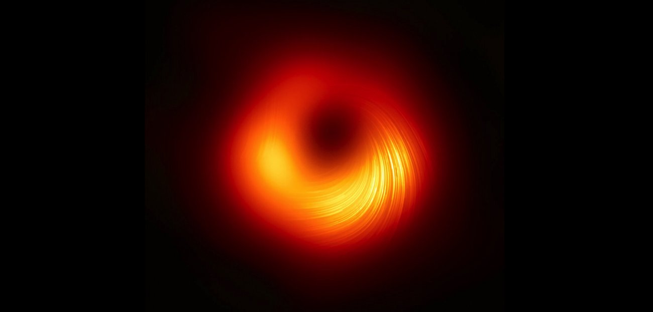 Obraz w świetle spolaryzowanym supermasywnej czarnej dziury w centrum galaktyki M87.