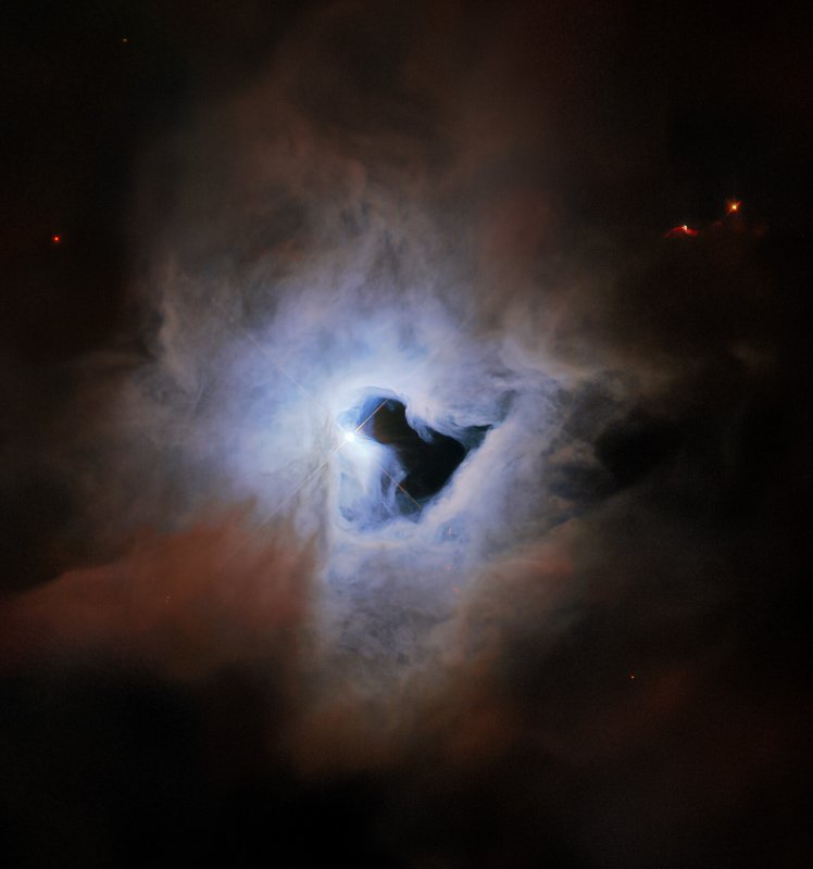 Widok mgławicy refleksyjnej NGC 1999 w gwiazdozbiorze Oriona odległej o około 1350 l.św. W pobliżu centrum mgławicy jest widoczna ciemna „dziura”, która przypomina dziurkę od klucza. Jest to obraz uzyskany Kosmicznym Teleskopem Hubble’a o polu widzenia 2.78’ x 2.97’. Dodatkowo wykorzystano dane z instrumentu OmegaCAM na VLT Survey Telescope (obserwatorium ESO). Źródło: NASA / ESA / Hubble / ESO / K. Noll