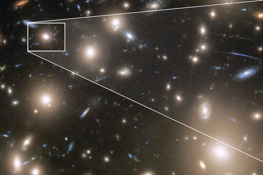 Zdjęcie przedstawia światło z supernowej znajdującej się za gromadą galaktyk Abell 370.