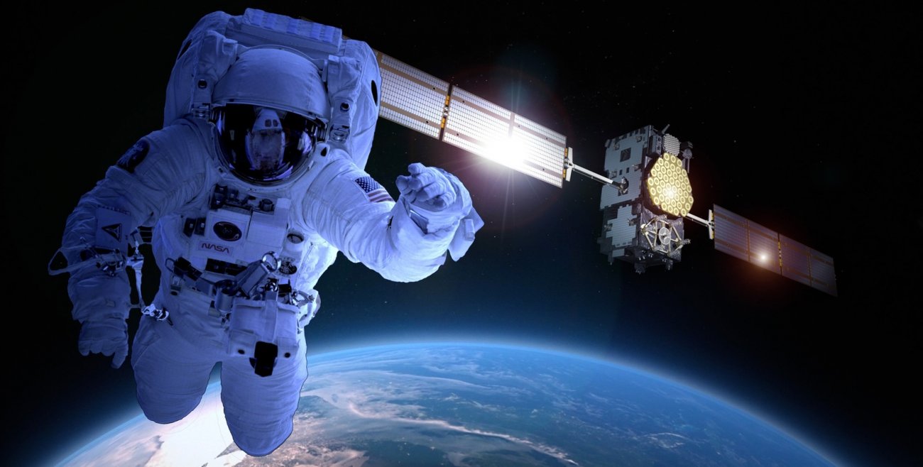 Wizja artystyczna kosmonauty unoszącego się w przestrzeni kosmicznej nad Ziemią z teleskopem kosmicznym w tle
