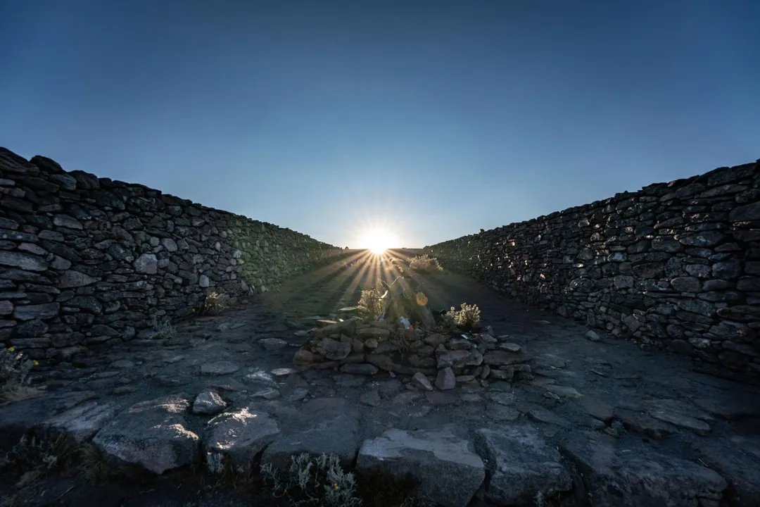 Wschodzące słońce widziane z kamiennej grobli obserwatorium słonecznego na górze Tlaloc w Meksyku