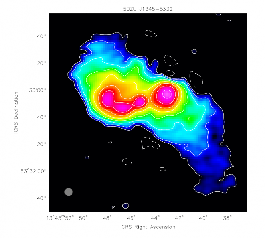 Na ilustracji: Radiowy obraz blazara 5BZU J1345+5332. Obserwacje pochodzą z sieci teleskopów LOFAR. W centrum obiektu znajduje się supermasywna czarna dziura. Najprawdopodobniej dwa przeciwległe dżety ulegają precesji, przez co rozległa radiowa emisja przybiera formę litery S. Szare kółko w lewym dolnym rogu mapy określa zdolność rozdzielczą obserwacji. Źródło: Publikacja zespołu.