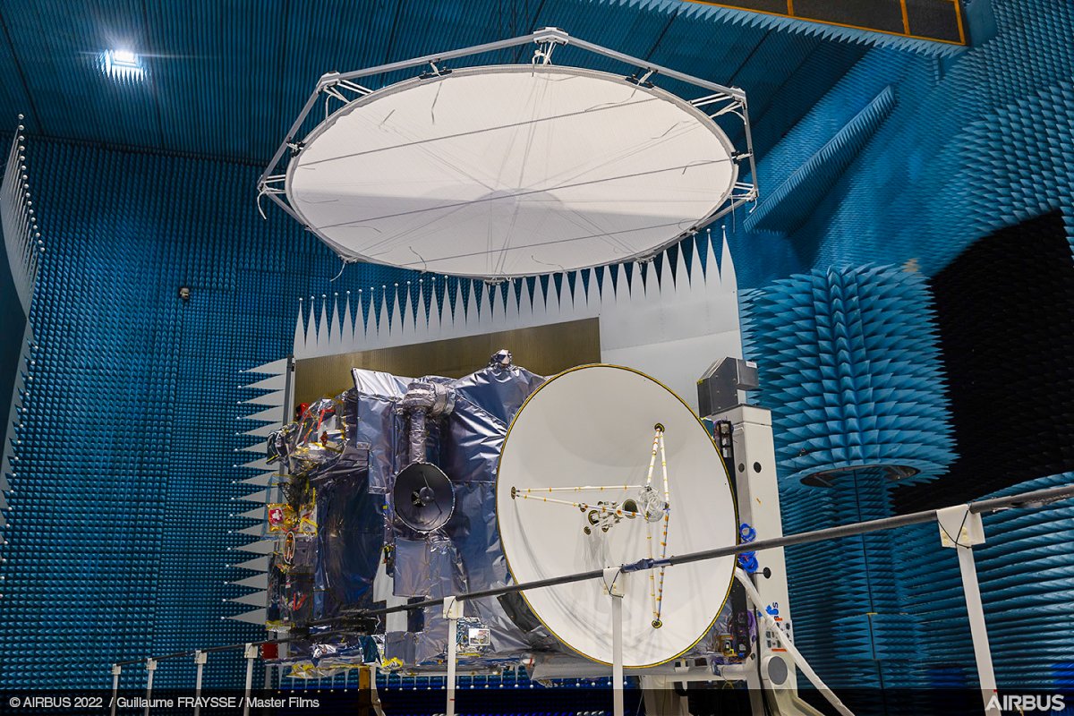Ilustracje: Na sondzie zamontowano tablicę upamiętniającą Galileusza. Źródło: Airbus Defence and Space