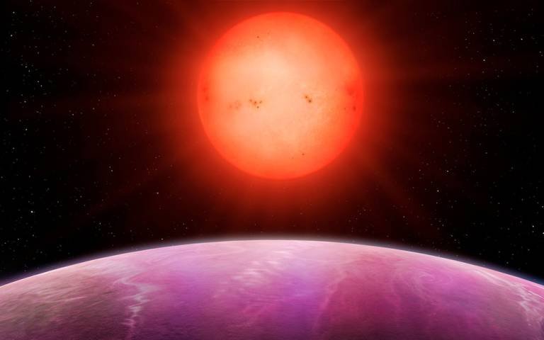 Wizja artystyczna wschodu Słońca na planecie NGTS-1b, gazowym olbrzymie odkrytym wcześniej na orbicie wokół małomasywnej gwiazdy.