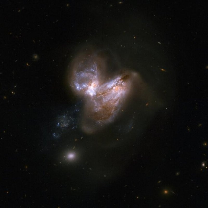 Układ składający się z galaktyk IC 694 i NGC 3690