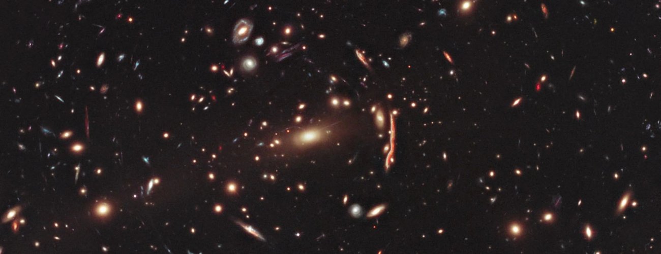 Obraz z Kosmicznego Teleskopu Hubble'a pokazujący gromadę galaktyk MACS J1206.