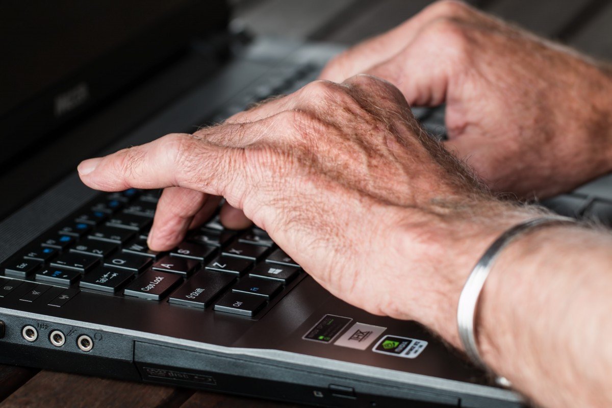 Męskie dłonie na klawiaturze laptopa