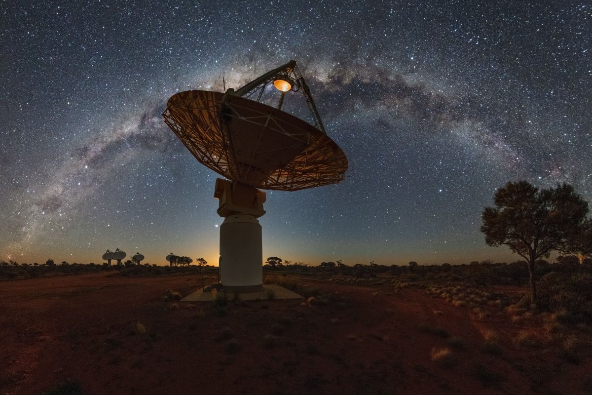Radioteleskop CSIRO ASKAP na Wajarri Yamaji Country.