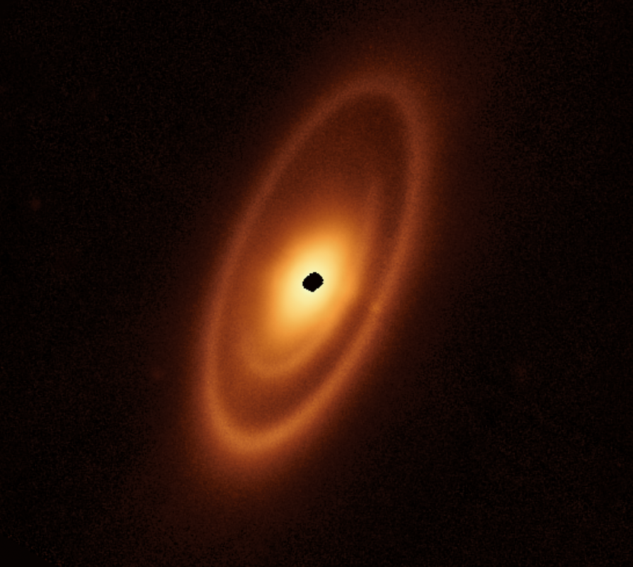 Na ilustracji pokazano obraz zarejestrowany Teleskopem Webba, który prezentuje resztkowy dysk pyłowy otaczających młodą gwiazdę Fomalhaut odległą o około 25 l.św. Ta struktura rozciąga się aż na ~23 miliardy km (~150 j.a.). Dwa wewnętrzne pasy zostały po raz pierwszy zaobserwowane dzięki niezwykłej jakości obrazowania Kosmicznego Teleskopu Jamesa Webba. Źródło: NASA/ESA/CSA/A. Gáspár (University of Arizona)/A. Pagan (STScI)