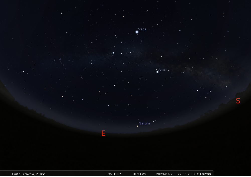 Na ilustracji: Trójkąt letni i wschodzący Saturn, ostatnie dni lipca tego roku, późnym wieczorem w Małopolsce. Źródło: Stellarium