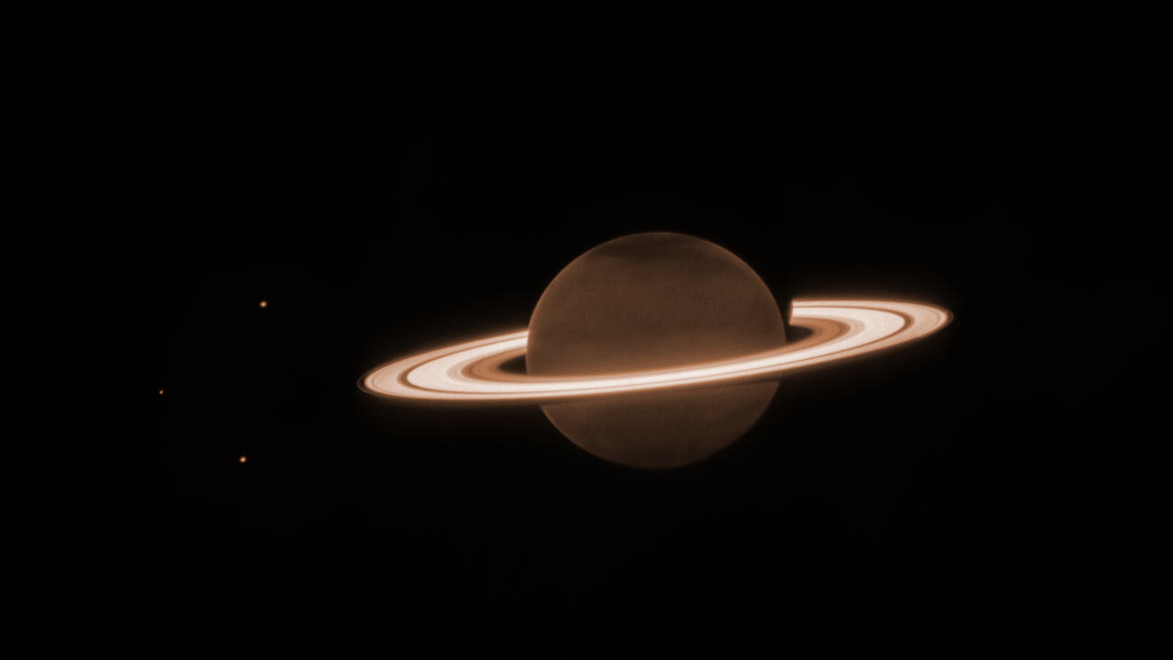 Na ilustracji: Wykonane przez Teleskop Webba i kamerę NIRCam w dniu 25 czerwca 2023 roku pierwsze zdjęcie Saturna z jego ikonicznymi pierścieniami w odcieniach koloru „złotego” i trzema księżycami: Dione, Enceladus i Tetyda. Źródło: NASA, ESA, CSA, Matthew Tiscareno (SETI Institute), Matthew Hedman (University of Idaho), Maryame El Moutamid (Cornell University), Mark Showalter (SETI Institute), Leigh Fletcher (University of Leicester), Heidi Hammel (AURA), Image Processing: Joseph DePasquale (STScI)