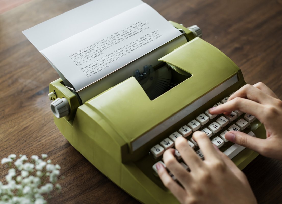 Maszyna do pisania, na której pisze kobieta.