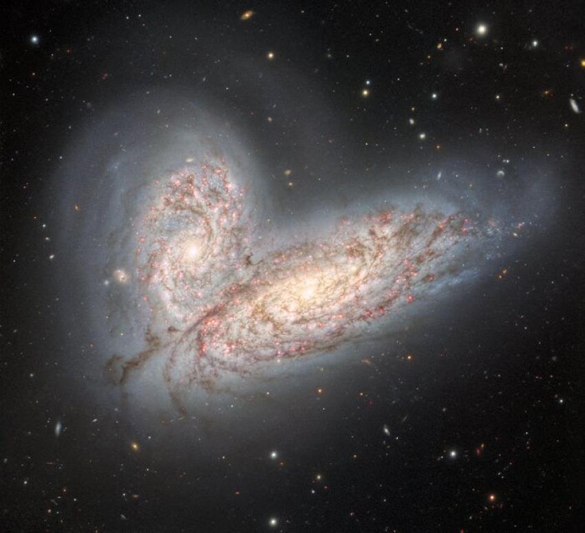 Para oddziałujących ze sobą galaktyk spiralnych – NGC 4568 (na dole) i NGC 4567 (na górze) – które zaczynają się zderzać i łączyć.
