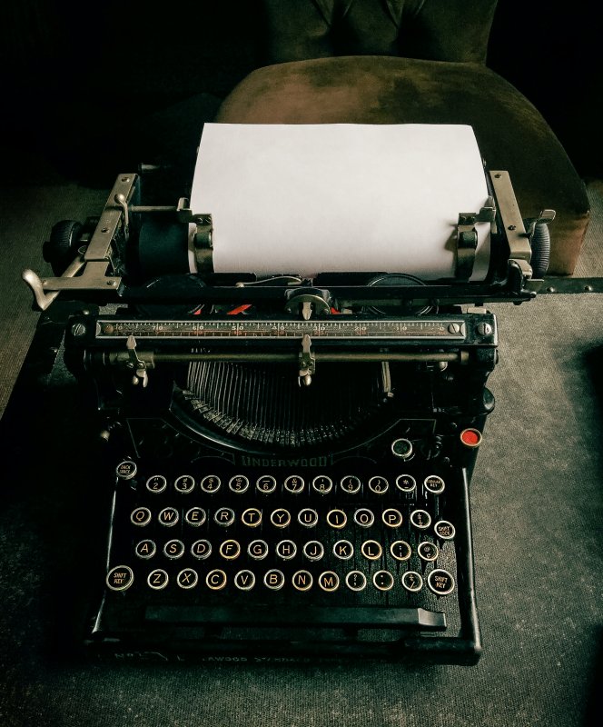 Maszyna do pisania z kartką papieru