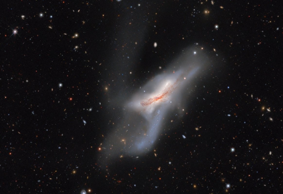 NGC 520 to jedna z największych i najjaśniejszych galaktyk w Atlasie Galaktyk Siena.