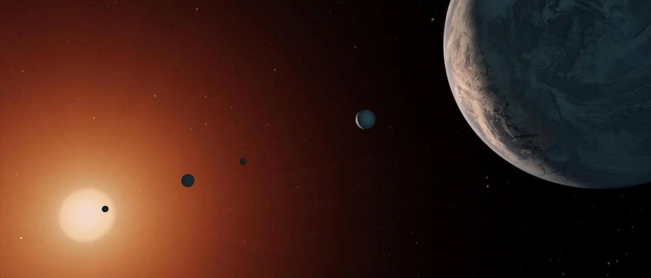 Artystyczne przedstawienie układu TRAPPIST-1.