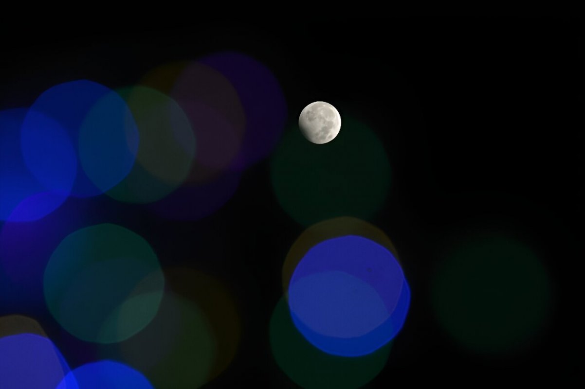 Wiele osób patrząc na Księżyc wciąż zastanawia się, skąd się wziął. Mogła za to odpowiadać ogromna kolizja, która umieściła części protoplanety pod naszymi stopami. Źródło: NASA