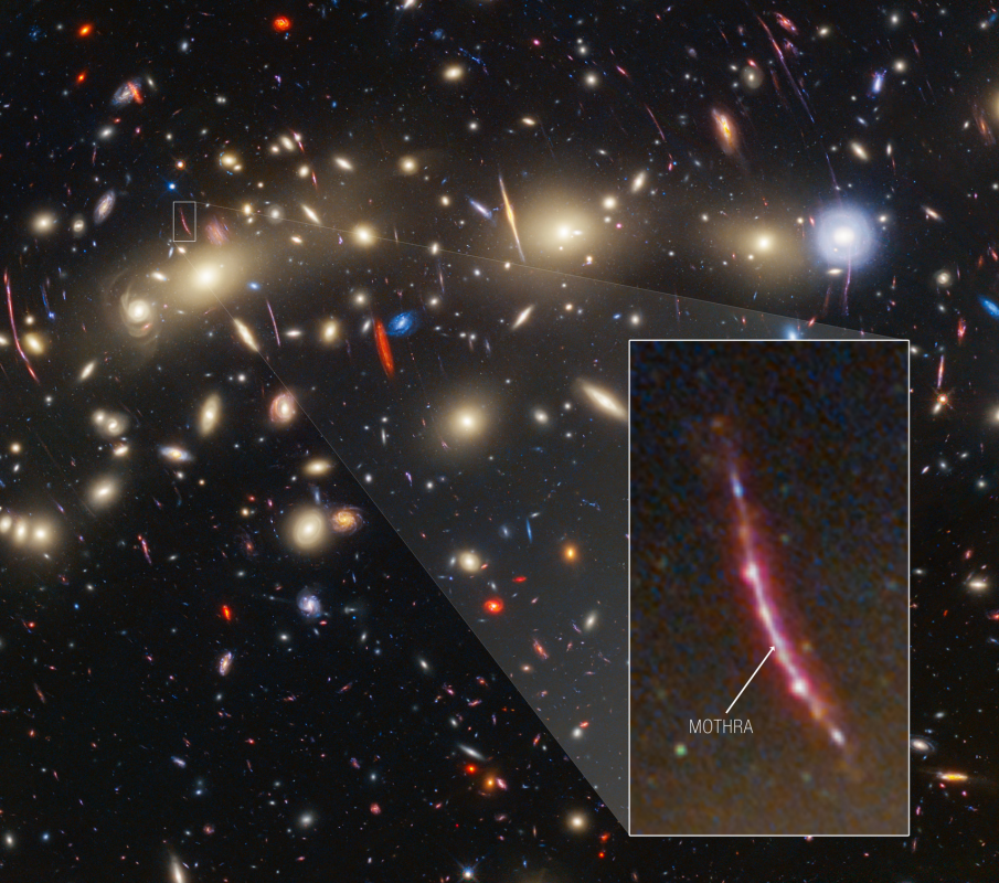 Na ilustracji: Obraz gromady galaktyk MACS0416 z powiększonym fragmentem galaktyki tła, która istniała około 3 miliardy lat po Wielkim Wybuchu. W tej galaktyce astronomowie zaobserwowali zjawisko przejściowe lub obiekt, któremu nadali pseudonim „Mothra”. Źródło: NASA, ESA, CSA, STScI, J. Diego (Instituto de Física de Cantabria, Spain), J. D’Silva (U. Western Australia), A. Koekemoer (STScI), J. Summers & R. Windhorst (ASU), and H. Yan (U. Missouri)