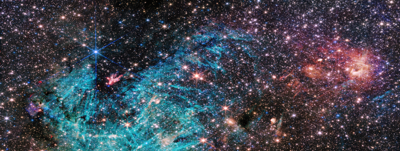 Zdjęcie gęstego centrum Drogi Mlecznej o szerokości 50 l.św. sfotografowanego przez kamerę NIRCam w Teleskopie Webba. Szacuje się, że w tym obszarze Sagittarius C (Sgr C) świeci około 500 tysięcy gwiazd oraz kilka jeszcze niezidentyfikowanych struktur. Źródło: NASA, ESA, CSA, STScI, Samuel Crowe (UVA)