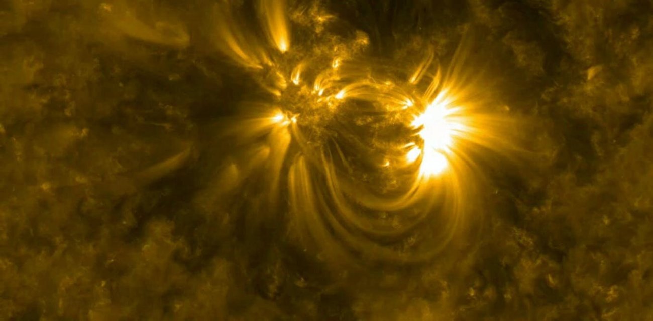 Obszar plam słonecznych emitujących rozbłysk na powierzchni Słońca. (NASA/GSFC/SDO)